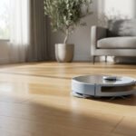 Un robot aspirateur laveur blanc et bois nettoie un sol en parquet clair dans un salon moderne. Lumière naturelle par la fenêtre.