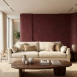 Salon moderne et lumineux aux textures naturelles: canapé crème, mur bordeaux, mobilier en bois, plantes, ambiance apaisante.