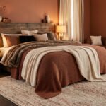 Une chambre cosy avec des murs terracotta, un lit douillet avec jeté en fourrure et des lampes de chevet tamisées.
