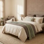 Chambre parentale moderne avec lit douillet, tons beiges et verts, style minimaliste et chaleureux.