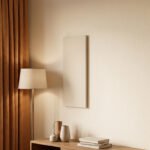 Panneaux acoustiques muraux beiges dans un salon moderne et chaleureux avec rideaux ocres.