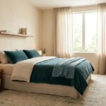 Une chambre épurée avec un lit, des meubles en bois, des rideaux clairs et une décoration minimaliste.