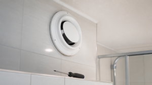 Bouche de VMC de salle de bain avec tournevis pour dépannage