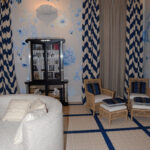 Salon cosy avec tapis épais, rideaux clairs et meubles textiles pour adoucir la résonance.
