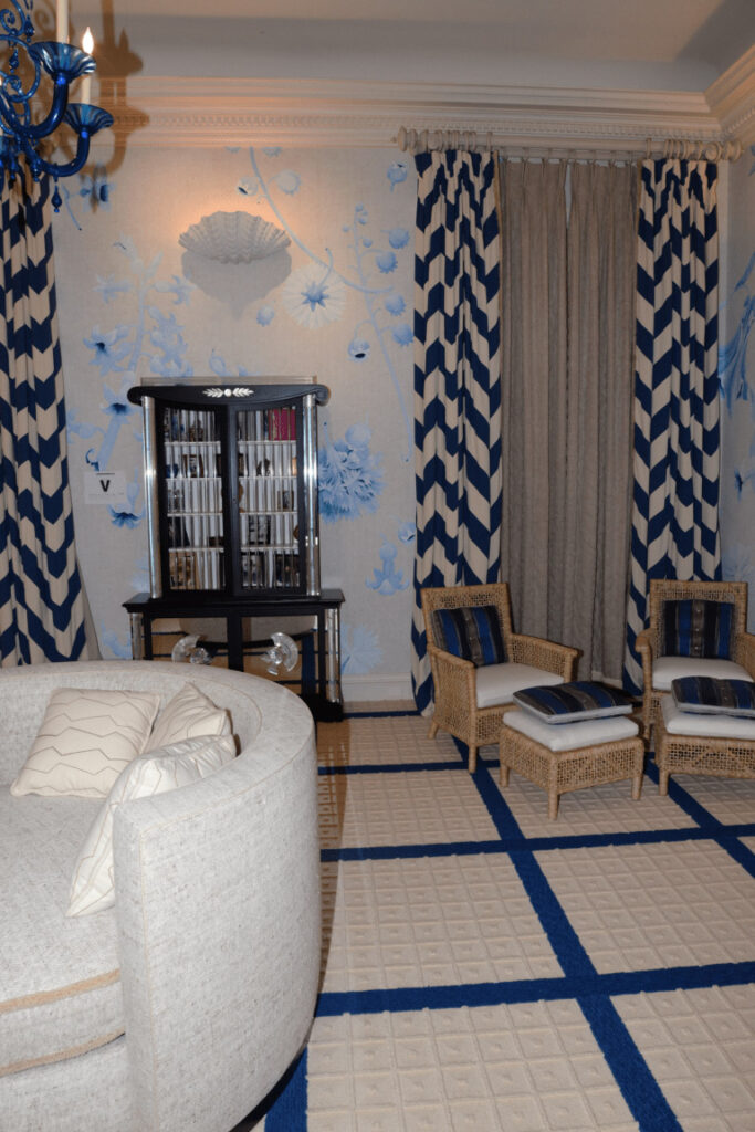 Salon cosy avec tapis épais, rideaux clairs et meubles textiles pour adoucir la résonance.