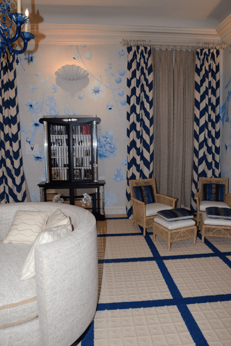 Salon cosy avec tapis épais, rideaux clairs et meubles textiles pour adoucir la résonance.