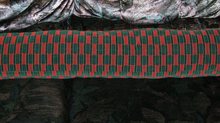 Porte d’entrée calfeutrée dans une entrée chaleureuse pour limiter les courants d’air