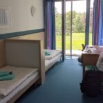 Chambre cosy avec textiles épais et mobilier aidant à réduire la résonance sonore