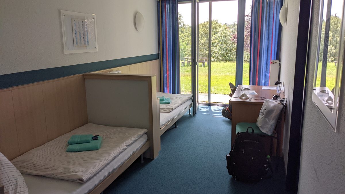 Chambre cosy avec textiles épais et mobilier aidant à réduire la résonance sonore