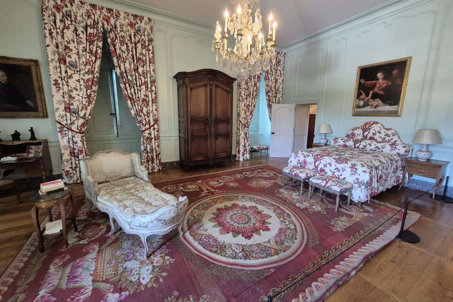 Solutions légères pour améliorer le confort phonique d’une chambre sans travaux