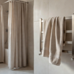 Salle de bain lumineuse au petit matin avec une serviette suspendue sur un radiateur sèche-serviettes