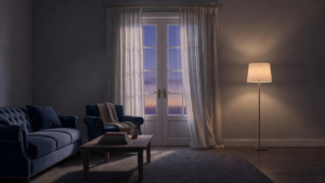 Porte-fenêtre d'un salon au crépuscule, rideau légèrement agité par un courant d'air