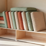 Coussins de terrasse posés debout sur tranche sur une étagère d'abri de jardin, stockage sec et aéré