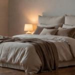 Chambre douillette avec tête de lit en bois clair, linge de lit chaud et lumière tamisée